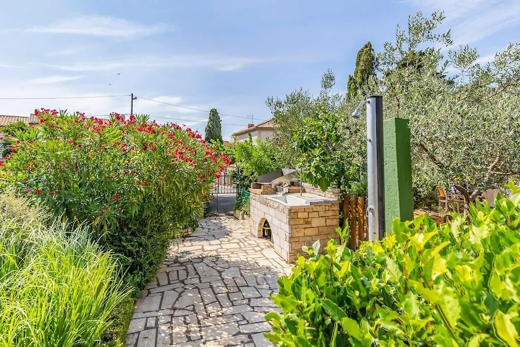 Newly Renovated Apartment With Terrace Medulin Croatia