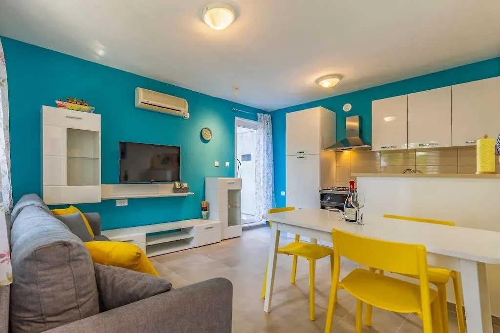 Newly Renovated Apartment With Terrace contacts